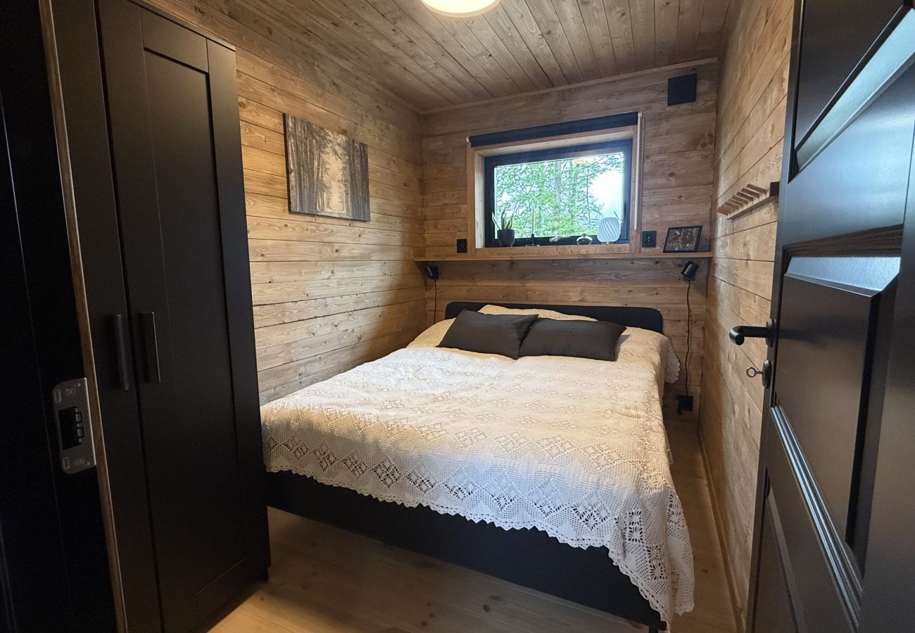 Stuga i Lönashult - Semesterbostad med bastu och sjöutsikt i natursköna Lönashult | SE06090