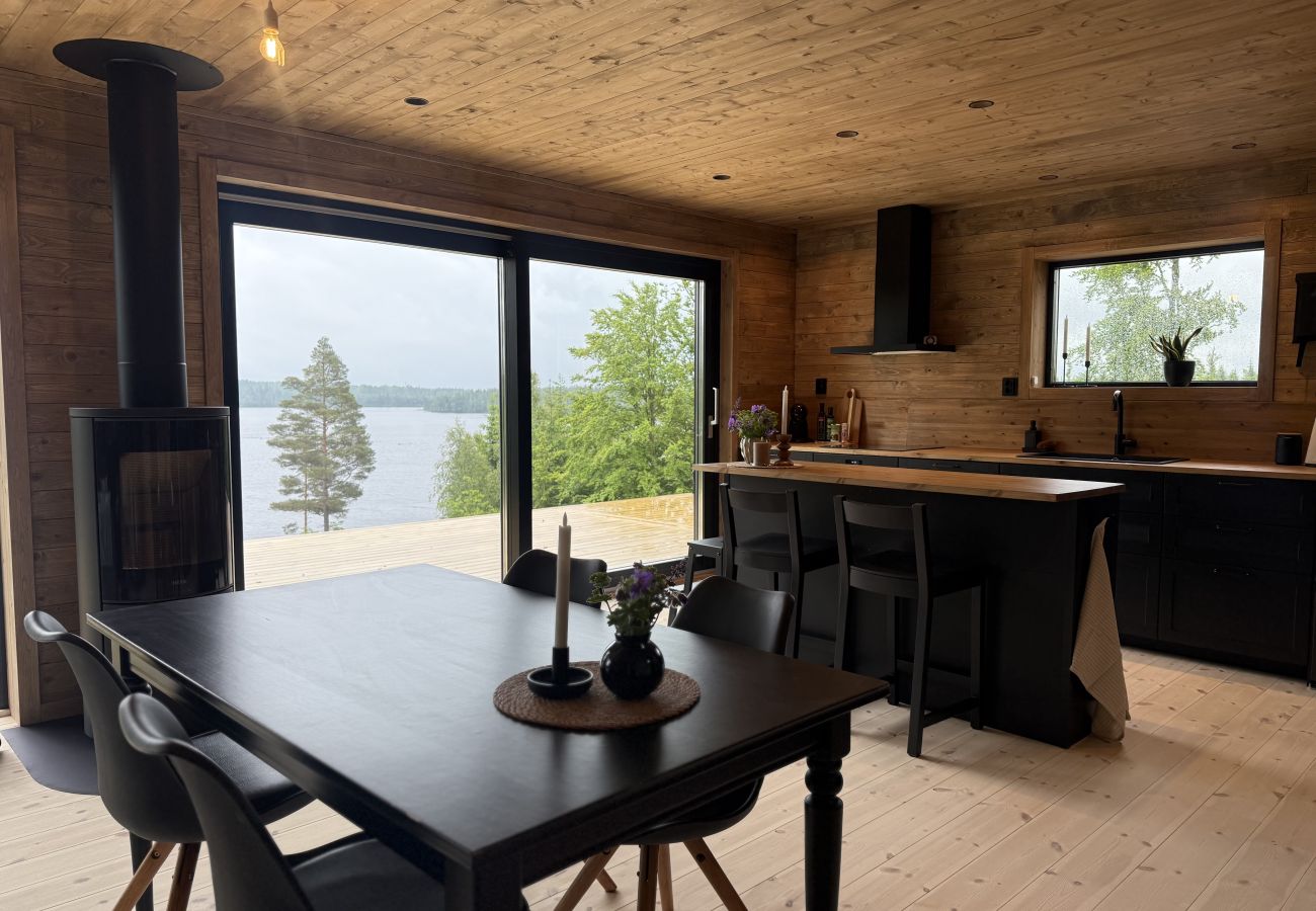 Stuga i Lönashult - Semesterbostad med bastu och sjöutsikt i natursköna Lönashult | SE06090