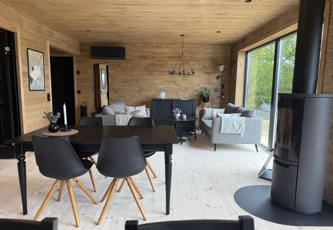 Stuga i Lönashult - Semesterbostad med bastu och sjöutsikt i natursköna Lönashult | SE06090