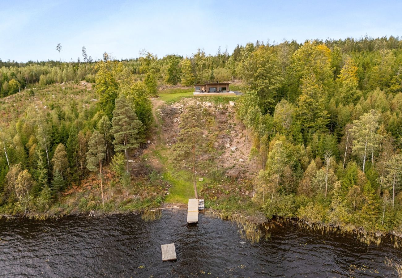 Stuga i Lönashult - Semesterbostad med bastu och sjöutsikt i natursköna Lönashult | SE06090