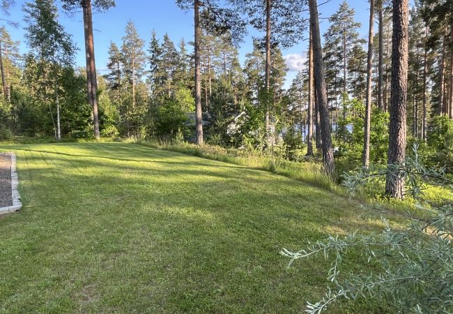 Stuga i Hultsfred - Fin stuga i gott skick belägen med viss sjöutsikt utanför Hultsfred | SE05087 Stuga i Hultsfred - Fin stuga i gott skick belägen med viss sjöutsikt utanför Hultsfred | SE05087
