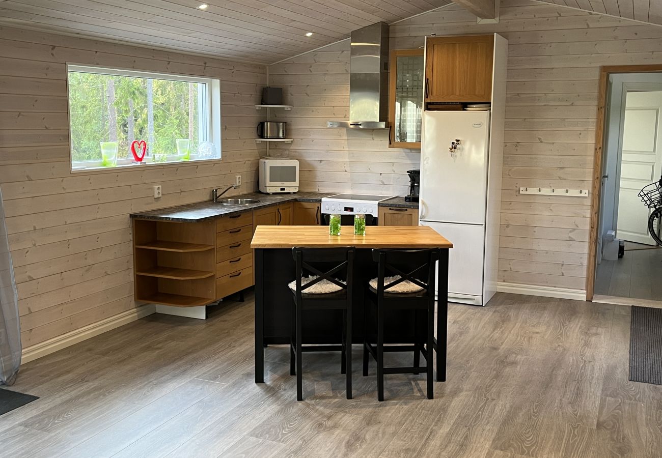 Villa i Hultsfred - Fin stuga i gott skick belägen med viss sjöutsikt utanför Hultsfred | SE05087