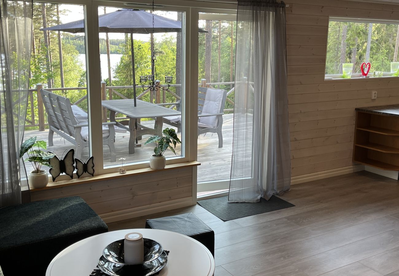 Villa i Hultsfred - Fin stuga i gott skick belägen med viss sjöutsikt utanför Hultsfred | SE05087