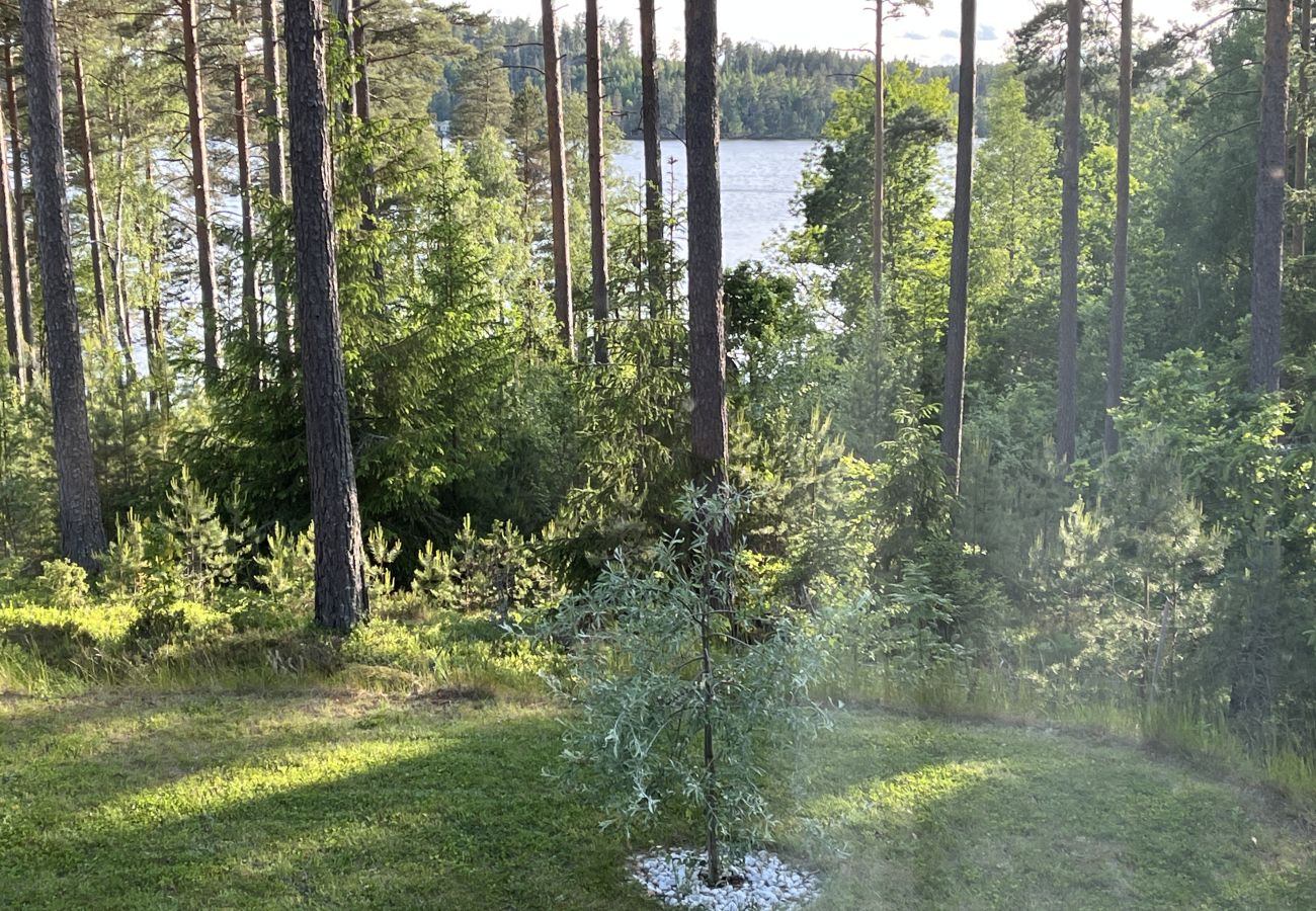 Villa i Hultsfred - Fin stuga i gott skick belägen med viss sjöutsikt utanför Hultsfred | SE05087