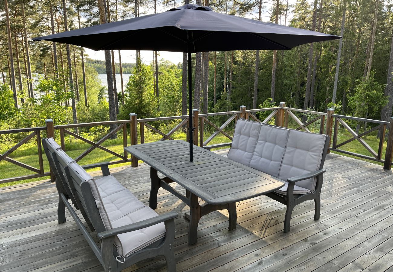 Villa i Hultsfred - Fin stuga i gott skick belägen med viss sjöutsikt utanför Hultsfred | SE05087