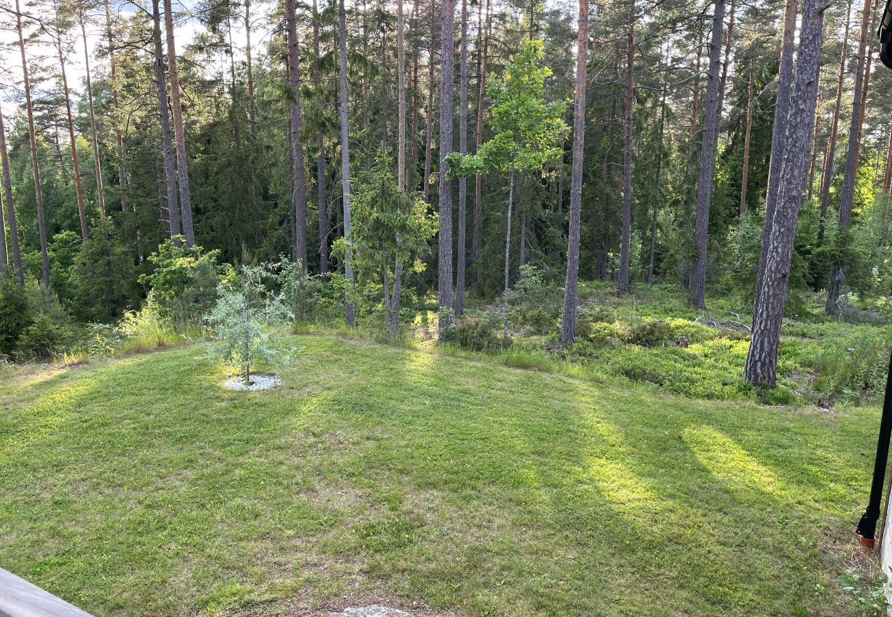 Villa i Hultsfred - Fin stuga i gott skick belägen med viss sjöutsikt utanför Hultsfred | SE05087