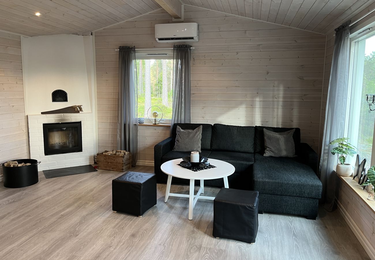 Villa i Hultsfred - Fin stuga i gott skick belägen med viss sjöutsikt utanför Hultsfred | SE05087