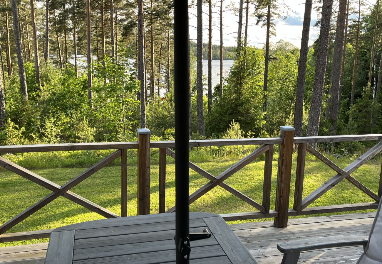 Villa i Hultsfred - Fin stuga i gott skick belägen med viss sjöutsikt utanför Hultsfred | SE05087