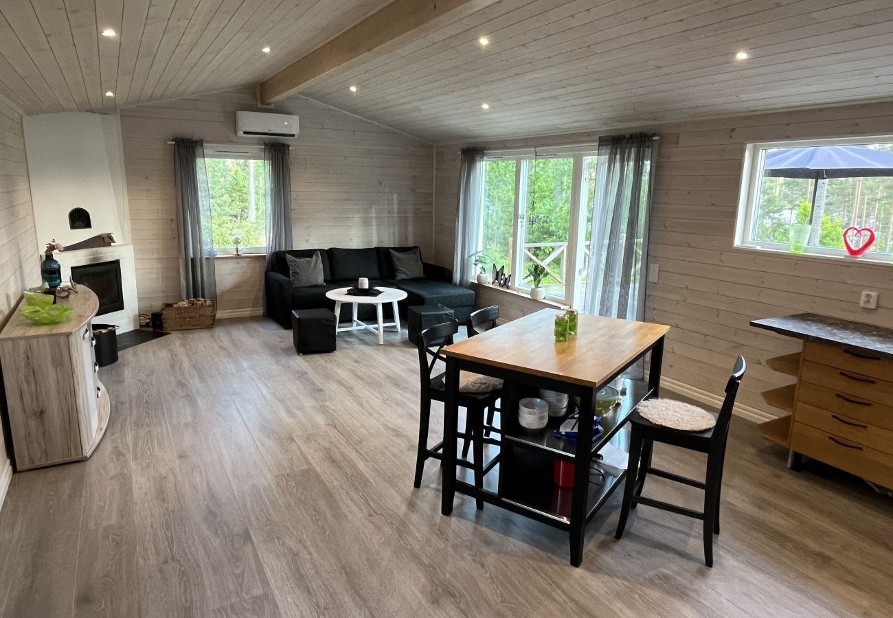 Villa i Hultsfred - Fin stuga i gott skick belägen med viss sjöutsikt utanför Hultsfred | SE05087