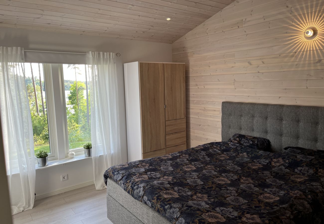 Villa i Hultsfred - Fin stuga i gott skick belägen med viss sjöutsikt utanför Hultsfred | SE05087