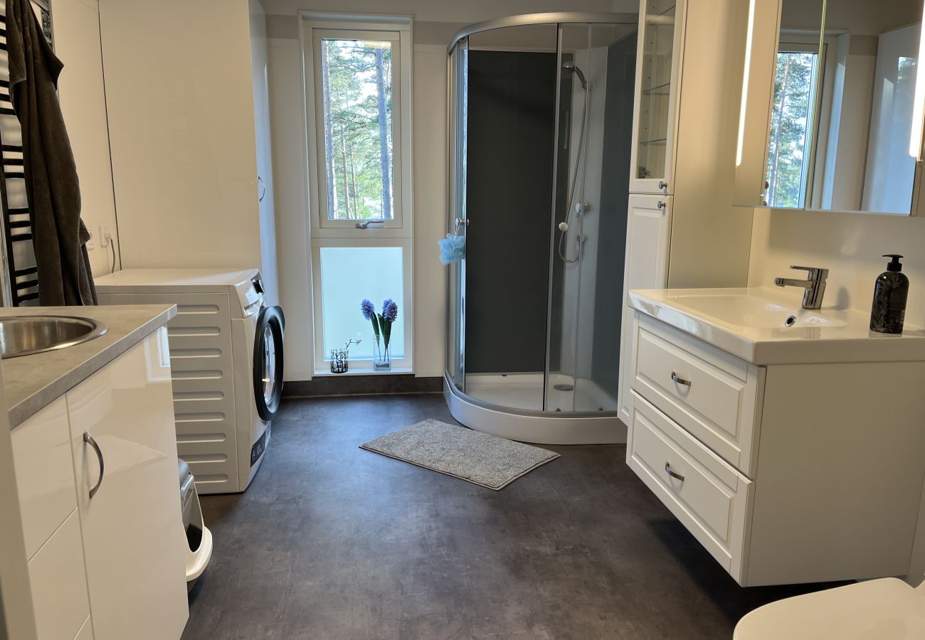 Villa i Hultsfred - Fin stuga i gott skick belägen med viss sjöutsikt utanför Hultsfred | SE05087