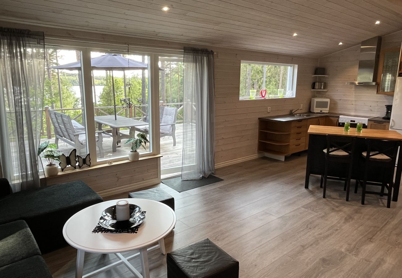 Villa i Hultsfred - Fin stuga i gott skick belägen med viss sjöutsikt utanför Hultsfred | SE05087