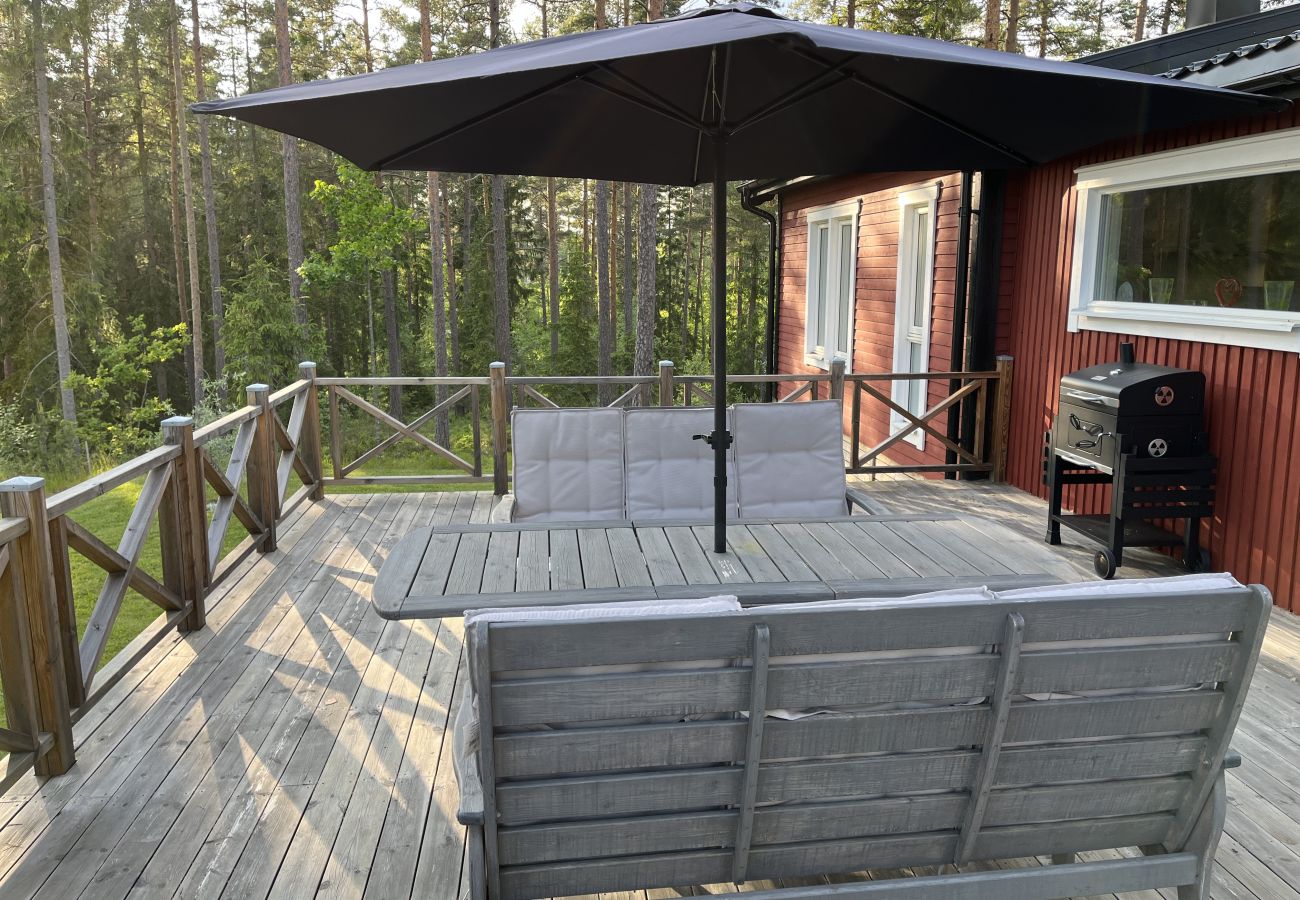 Villa i Hultsfred - Fin stuga i gott skick belägen med viss sjöutsikt utanför Hultsfred | SE05087