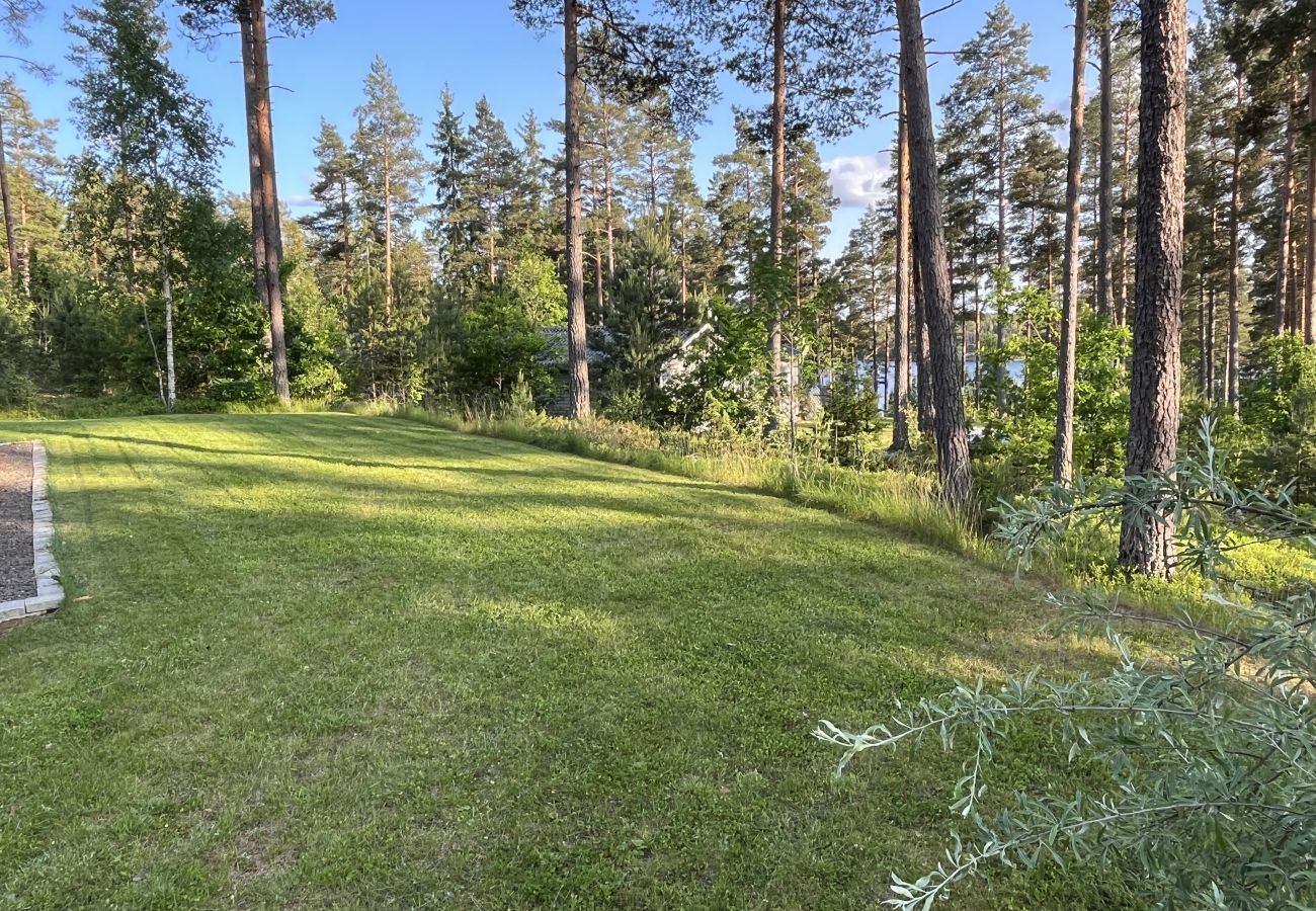 Villa i Hultsfred - Fin stuga i gott skick belägen med viss sjöutsikt utanför Hultsfred | SE05087