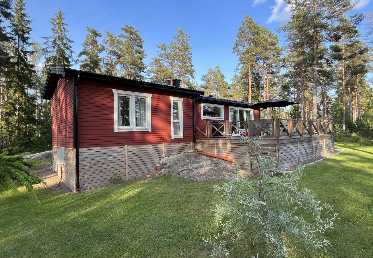 Villa i Hultsfred - Fin stuga i gott skick belägen med viss sjöutsikt utanför Hultsfred | SE05087
