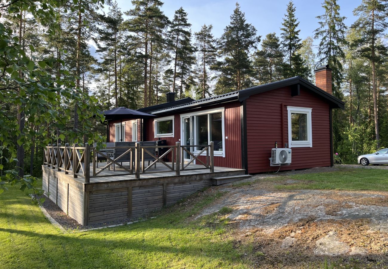 Villa i Hultsfred - Fin stuga i gott skick belägen med viss sjöutsikt utanför Hultsfred | SE05087