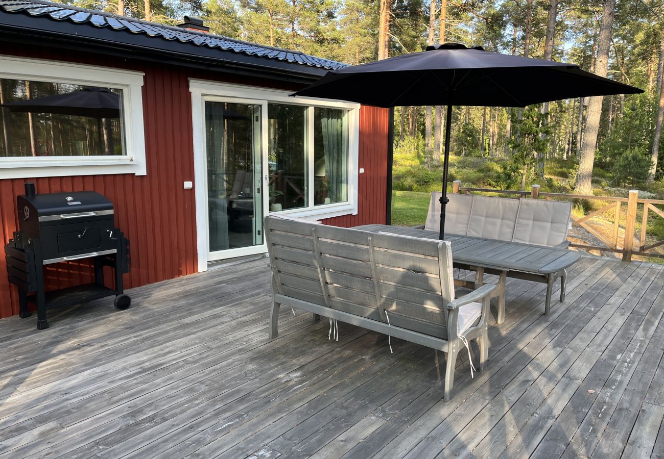 Villa i Hultsfred - Fin stuga i gott skick belägen med viss sjöutsikt utanför Hultsfred | SE05087
