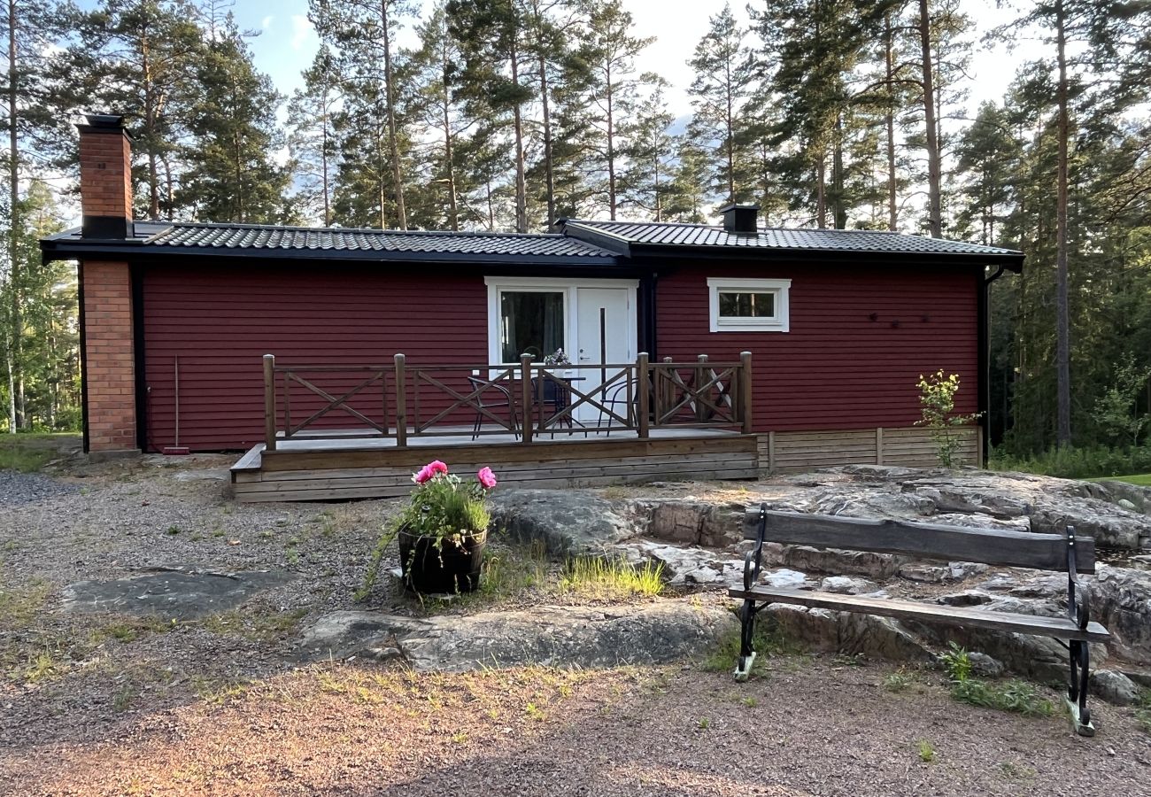 Villa i Hultsfred - Fin stuga i gott skick belägen med viss sjöutsikt utanför Hultsfred | SE05087