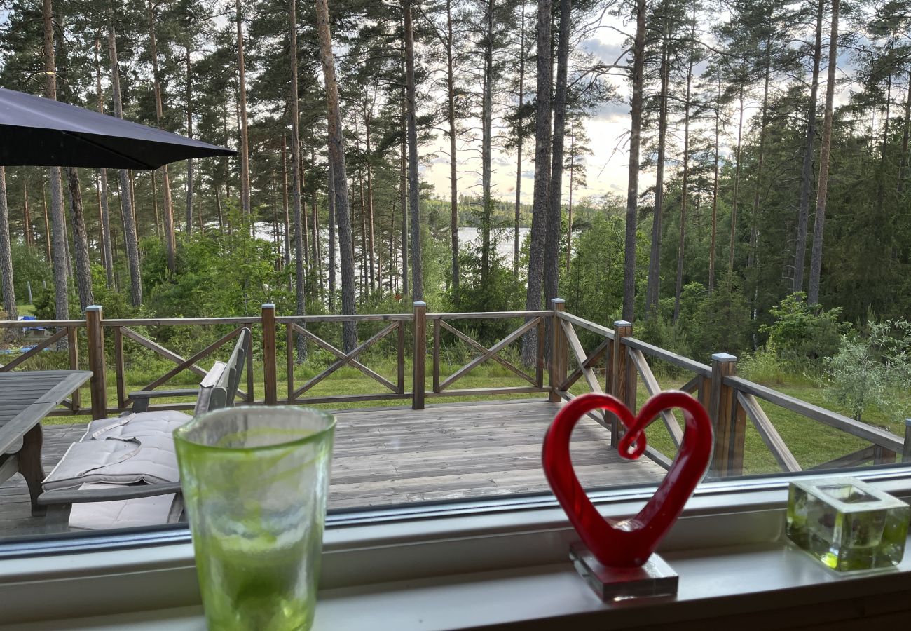 Villa i Hultsfred - Fin stuga i gott skick belägen med viss sjöutsikt utanför Hultsfred | SE05087