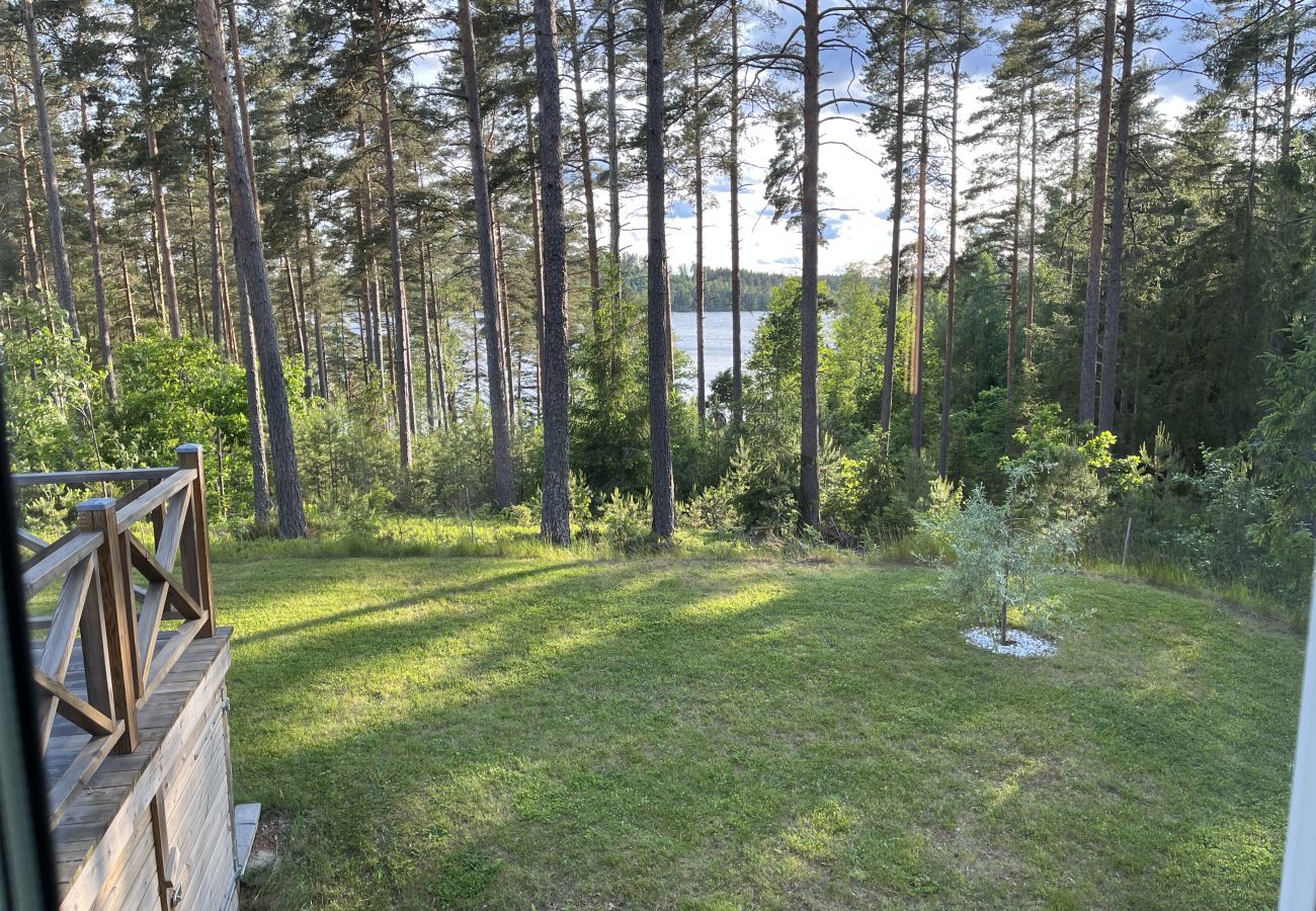 Villa i Hultsfred - Fin stuga i gott skick belägen med viss sjöutsikt utanför Hultsfred | SE05087