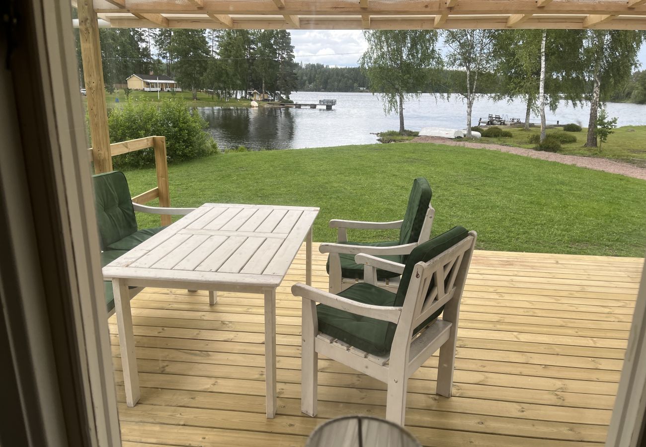 Stuga i Vena - Röd stuga med sjötomt vid Nerbjärken – rofyllt läge nära Hultsfred SE05088