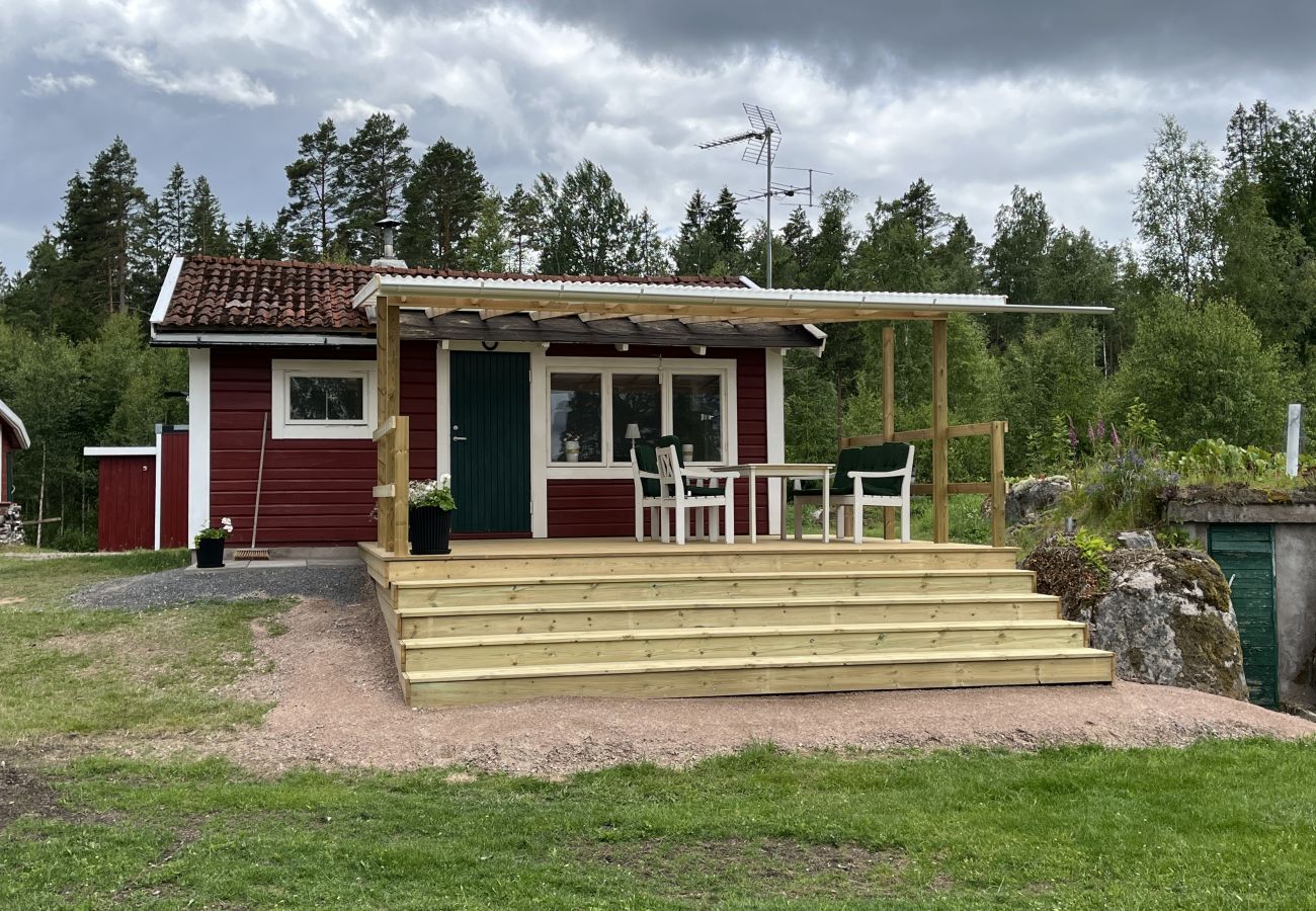 Stuga i Vena - Röd stuga med sjötomt vid Nerbjärken – rofyllt läge nära Hultsfred SE05088