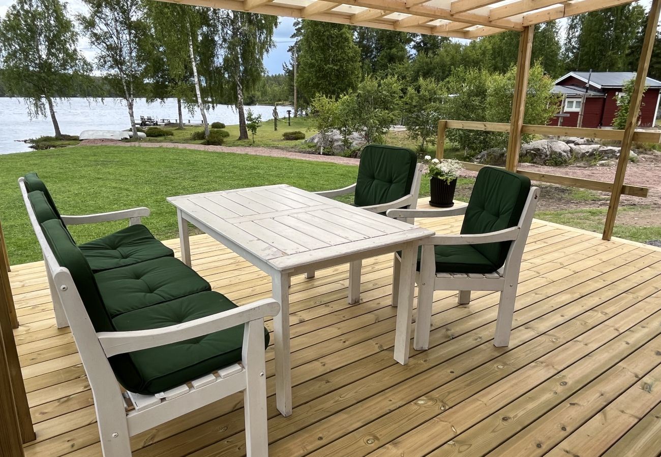 Stuga i Vena - Röd stuga med sjötomt vid Nerbjärken – rofyllt läge nära Hultsfred SE05088