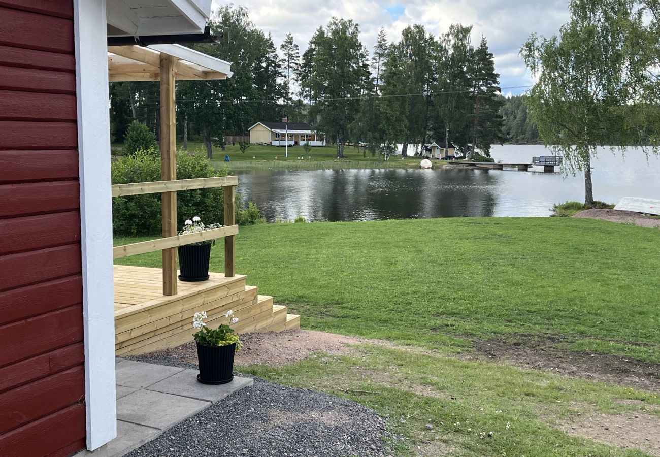 Stuga i Vena - Röd stuga med sjötomt vid Nerbjärken – rofyllt läge nära Hultsfred SE05088
