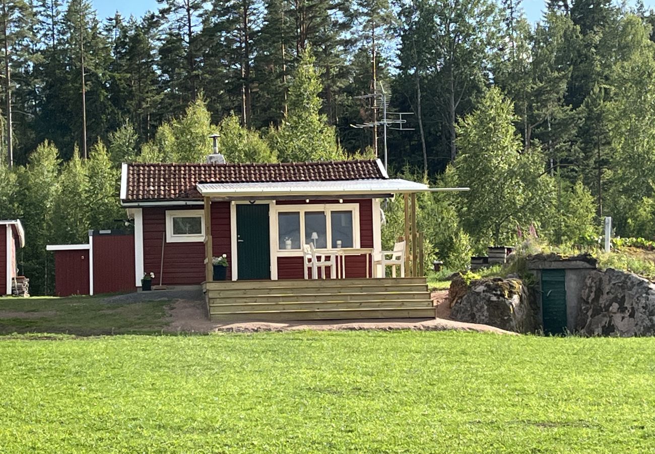 Stuga i Vena - Röd stuga med sjötomt vid Nerbjärken – rofyllt läge nära Hultsfred SE05088