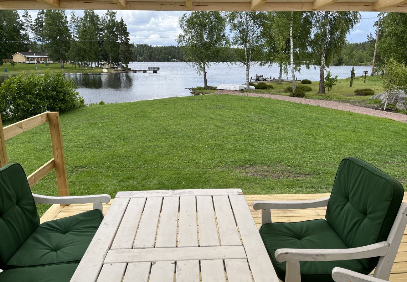 Stuga i Vena - Röd stuga med sjötomt vid Nerbjärken – rofyllt läge nära Hultsfred SE05088