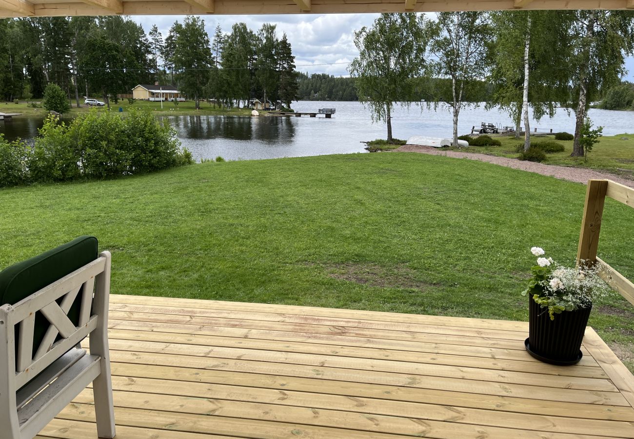 Stuga i Vena - Röd stuga med sjötomt vid Nerbjärken – rofyllt läge nära Hultsfred SE05088
