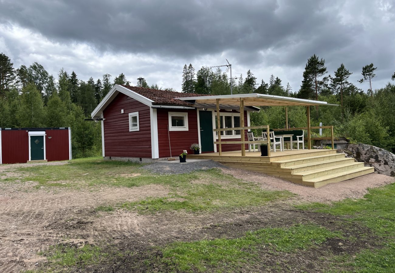 Stuga i Vena - Röd stuga med sjötomt vid Nerbjärken – rofyllt läge nära Hultsfred SE05088