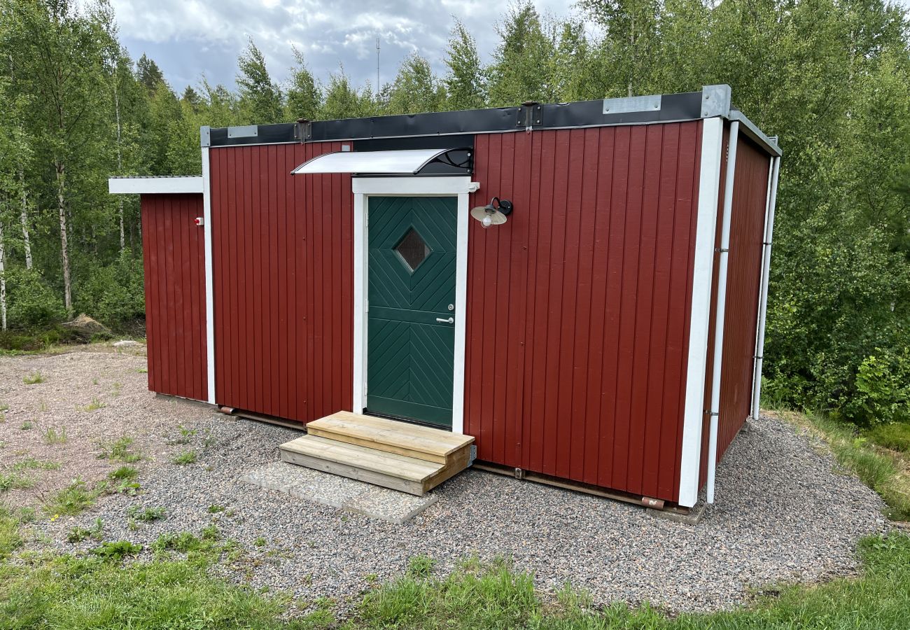 Stuga i Vena - Röd stuga med sjötomt vid Nerbjärken – rofyllt läge nära Hultsfred SE05088