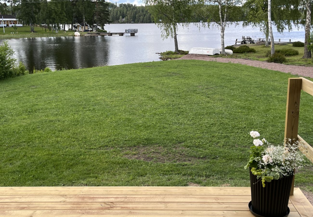 Stuga i Vena - Röd stuga med sjötomt vid Nerbjärken – rofyllt läge nära Hultsfred SE05088