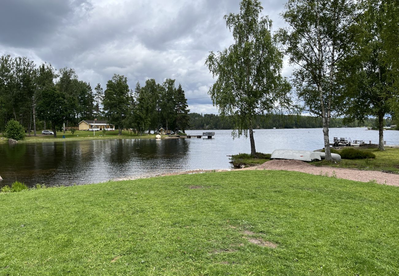 Stuga i Vena - Röd stuga med sjötomt vid Nerbjärken – rofyllt läge nära Hultsfred SE05088