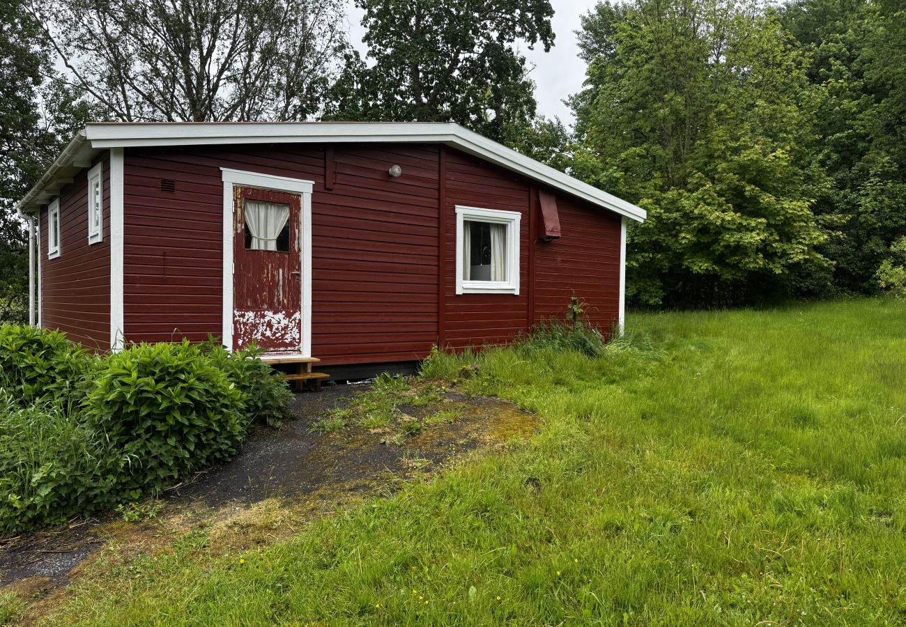 Stuga i Hällevadsholm - Mysig vildmarksstuga vid Kynnefjäll – nära sjö, natur och vandringsleder |SE09081