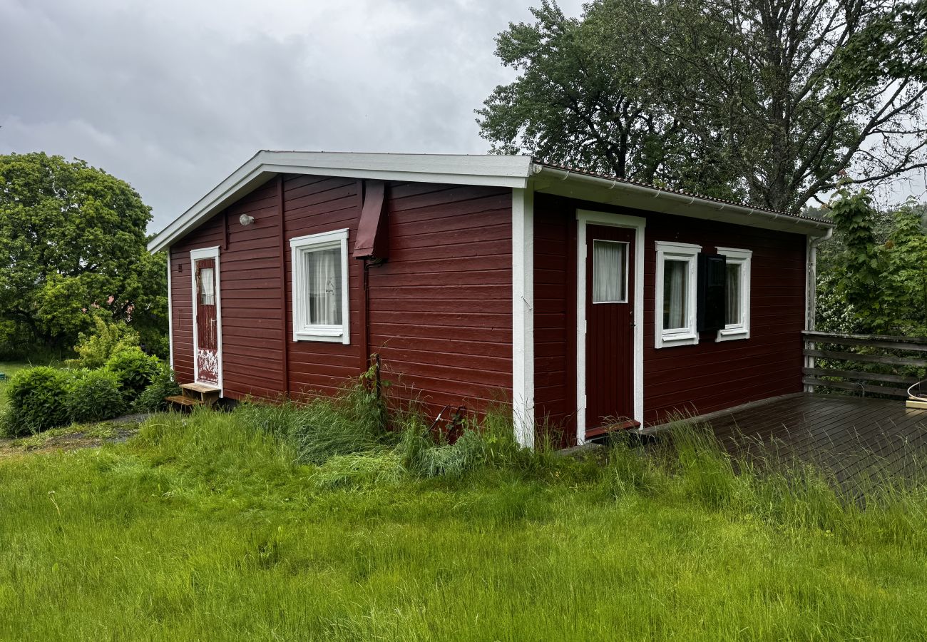 Stuga i Hällevadsholm - Mysig vildmarksstuga vid Kynnefjäll – nära sjö, natur och vandringsleder |SE09081