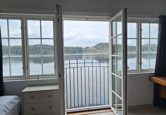Stuga i Munkedal - Timmerhus, pool, bastu och båt vid Torreby Slott| SE09080 Stuga i Munkedal - Timmerhus, pool, bastu och båt vid Torreby Slott| SE09080