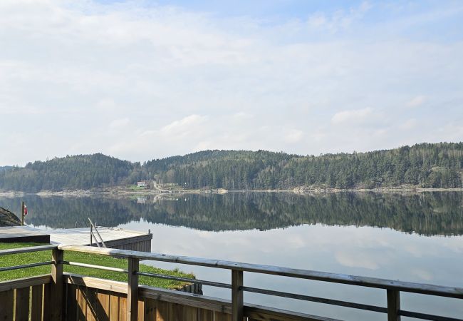 Stuga i Munkedal - Timmerhus, pool, bastu och båt vid Torreby Slott| SE09080 Stuga i Munkedal - Timmerhus, pool, bastu och båt vid Torreby Slott| SE09080