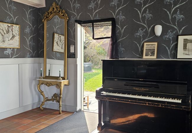 Stuga i Munkedal - Timmerhus, pool, bastu och båt vid Torreby Slott| SE09080 Stuga i Munkedal - Timmerhus, pool, bastu och båt vid Torreby Slott| SE09080