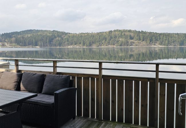 Stuga i Munkedal - Timmerhus, pool, bastu och båt vid Torreby Slott| SE09080 Stuga i Munkedal - Timmerhus, pool, bastu och båt vid Torreby Slott| SE09080