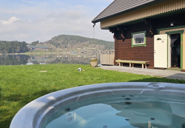 Stuga i Munkedal - Timmerhus, pool, bastu och båt vid Torreby Slott| SE09080 Stuga i Munkedal - Timmerhus, pool, bastu och båt vid Torreby Slott| SE09080