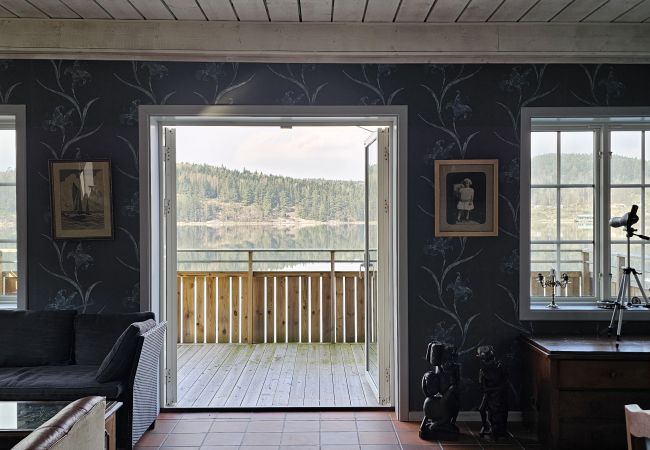Stuga i Munkedal - Timmerhus, pool, bastu och båt vid Torreby Slott| SE09080 Stuga i Munkedal - Timmerhus, pool, bastu och båt vid Torreby Slott| SE09080