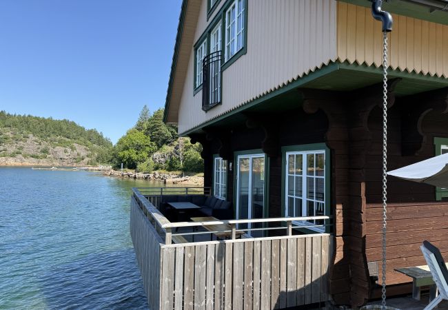 Stuga i Munkedal - Timmerhus, pool, bastu och båt vid Torreby Slott| SE09080 Stuga i Munkedal - Timmerhus, pool, bastu och båt vid Torreby Slott| SE09080