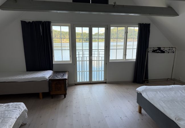 Stuga i Munkedal - Timmerhus, pool, bastu och båt vid Torreby Slott| SE09080 Stuga i Munkedal - Timmerhus, pool, bastu och båt vid Torreby Slott| SE09080