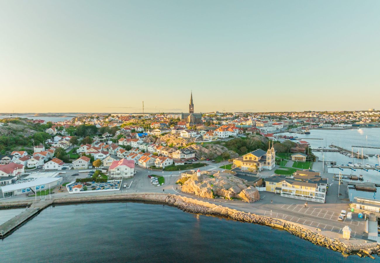 Stuga i Munkedal - Timmerhus, pool, bastu och båt vid Torreby Slott| SE09080