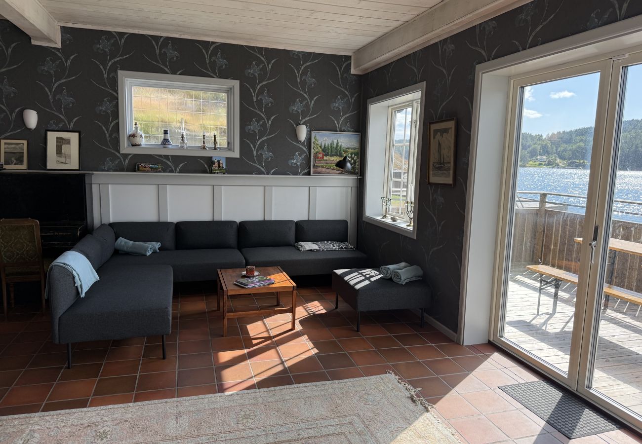 Stuga i Munkedal - Timmerhus, pool, bastu och båt vid Torreby Slott| SE09080