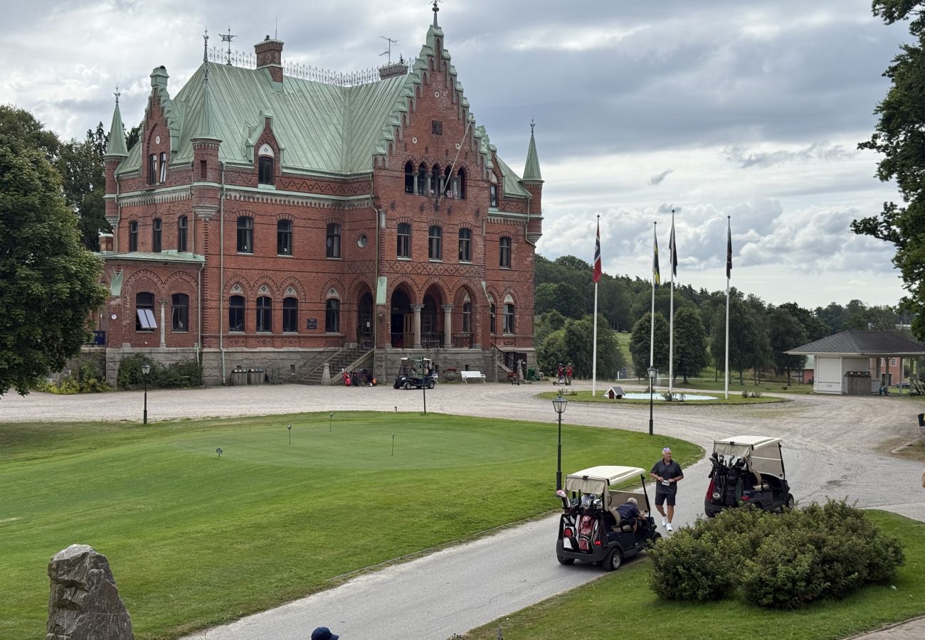 Stuga i Munkedal - Timmerhus, pool, bastu och båt vid Torreby Slott| SE09080