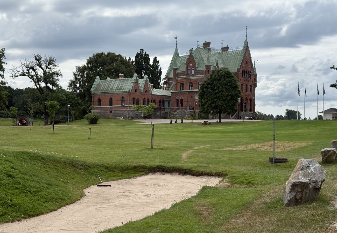 Stuga i Munkedal - Timmerhus, pool, bastu och båt vid Torreby Slott| SE09080
