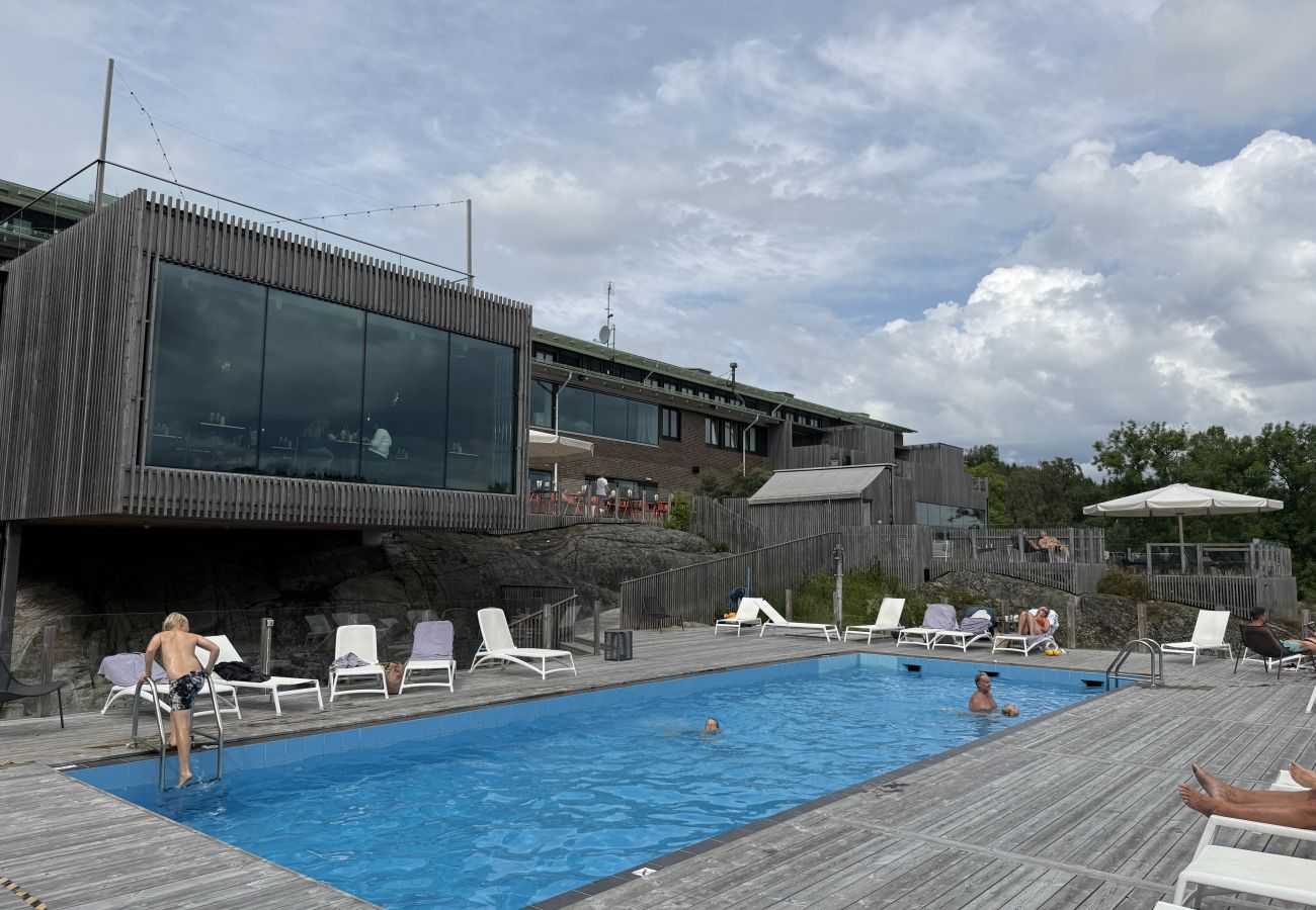 Stuga i Munkedal - Timmerhus, pool, bastu och båt vid Torreby Slott| SE09080